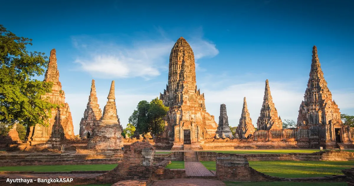Wat Chaiwatthanaram in Ayutthaya, Khmer-style towers under a clear sky